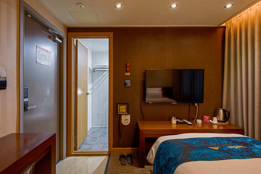 Standard single room entrance