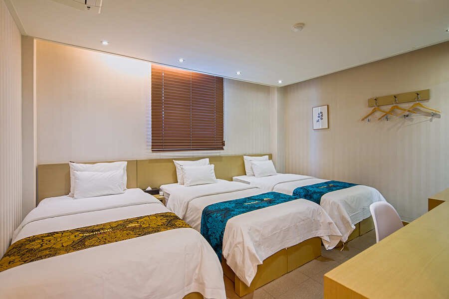 Triple room beds